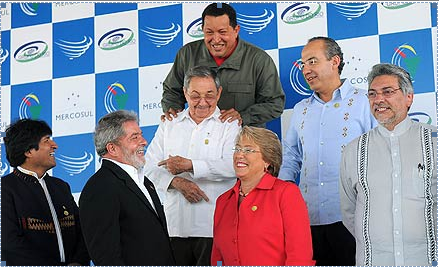 Varios presidentes latinoamericanos junto a Raúl Castro, único mandatario de la región no electo por sufragio universal